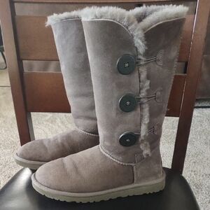 UGG Women's Gray Triple Button Winter Boots 6